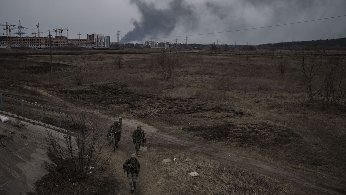 Ukrajinci obklíčili ruské jednotky v Irpini, Buči a Hostomelu